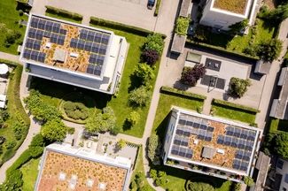 Deux toits en pente d'immeubles collectifs équipés d'une installation photovoltaïque